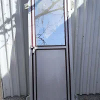 در حمام اینه دو طرف راست بازشو و پنجره