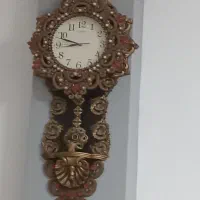 ساعت دارای اونگ به رنگ قهوه ای خوشرنگ