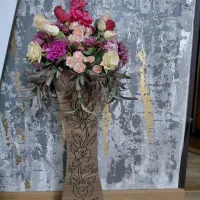 گلدان چوبی با گلهای مصنویی