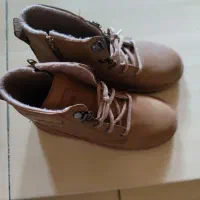 تعدادی کفش نو  پوشیده نشده ،به خریدار تخفیف میدم