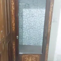 یک عدد کمد به رنگ قهوی