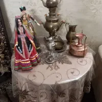 میز تزئینی و ساعت ایستاده