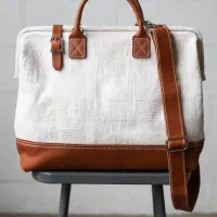 خیاط صنعتی برای مونتاژ محصولات چرمی