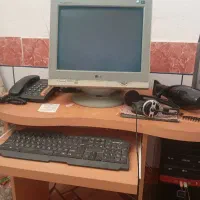 سیستم کامپیوتر با میز استهبان