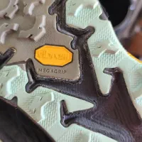 کفش هوکا واکر|کیف، کفش، کمربند|اصفهان, فرودگاه شهید بهشتی|دیوار