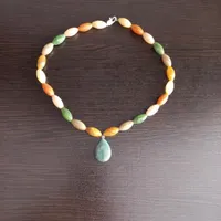یکعدد گردنبند عقیق مصنوعی با توگردنی سنگ و گوشواره