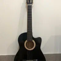 گیتار کلاسیک همراه با کیف