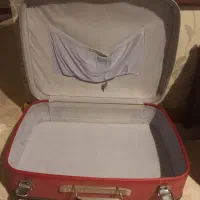 چمدان قرمز قدیمی