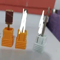 مقداری لوازم ناخن