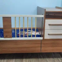 تخت کودک با قابلیت تبدیل به بزرگسال