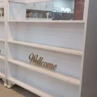 پیشخوان ویترین کانتر دکور ایرپاد هدفون اسپیکر