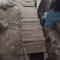 تخته بنایی قالی کار، بشکه درب دار در با شیشه دریچه