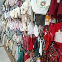 فروشنده ی خانم پوشاک نوزادی