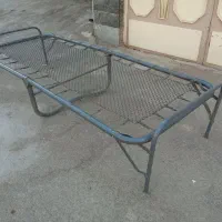 تخت تاشو یکنفره فلزی فنری قدیمی عتیقه محکم درحدنو|تخت و سرویس خواب|اصفهان, شیخ اشراق|دیوار