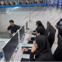 منشی و حسابدار خانم در فروشگاه قطعات خودرو