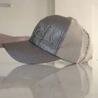 کلاه دخترانه/زنانه|لباس|ری, شهادت|دیوار