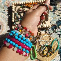 تعدادی دستبند مهره ای