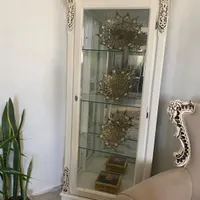 بوفه و ساعت سالنی ایستاده