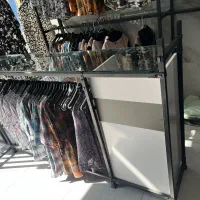 رگال فلزی همراه با ویترن و میز پیشخوان