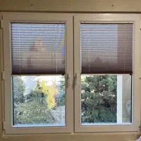 پرده پلیسه پشت پنجره ای