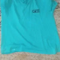 یک عدد تیشرت سبز کم کارکرد تمیز نو و یک دست کاپشن