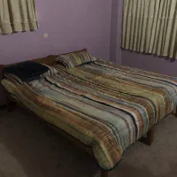 وسایل کامل خانه شامل تخت و نهار خوری و دراور و ...