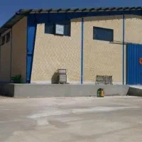 یک کارگر ساده اچار به دست برای تولید