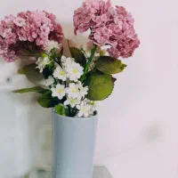 گل مصنوعی و گلدان