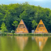 کلبههای جنگلی لوکس، با چشم انداز دریاچه گیسوم