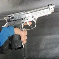 کلت فندکی|اسباب‌‌بازی|درمیان, |دیوار