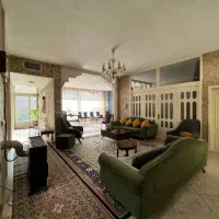 ویلایی با حیاط سر سبز