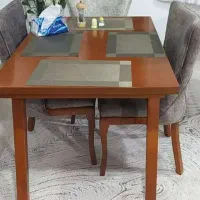 میز نهارخوری ۴ نفره در حد نو بدون صندلی