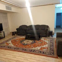 مبل ۶ نفره به همراه میز وسط و ۳ عدد گل میز