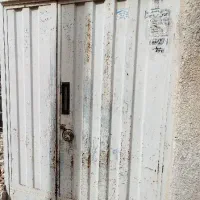 درب حیاط آهنی و درب چوبی اتاق با چهار چوب