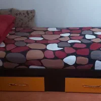 تخت خواب همراه تشک جاکتابی ومیزتحریر درحد نو