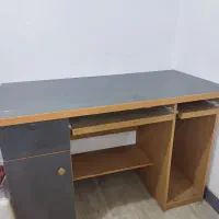 میز تحریر و کامپیوتر