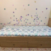 دوتا تخت تک نفره با خوشخواب ومیز مطالعه و شلف