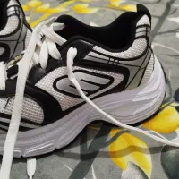 کفش ورزشی|کیف، کفش، کمربند|خاش, |دیوار