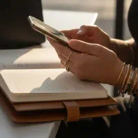 کار با گوشی  درآمد مستقل  مخصوص خانم ها