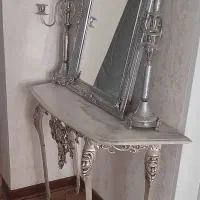 اینه و شمعدان با میز