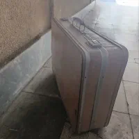 چمدان قدیمی با رنگ کرم