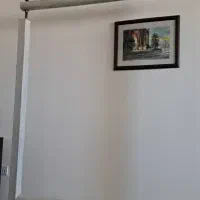 دار قالی ایستاده و قفسه سوپر مارکت