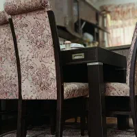 میز ناهارخوری همراه دوعدد مبل تک نفره