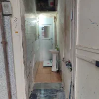 یک باب مغازه کوچک بر خیابان اصلی و پر جمعیت کهمان