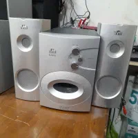 چند عدد اسپیکر کامپیوتر و لب تاب