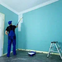 نصاب کاغذ دیواری و نقاش ساختمان