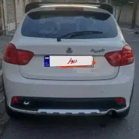 کوئیک 1402 اتومات مدل R سفید با سقف مشکی