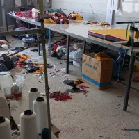 خانم وسط کار جهت پوشاک