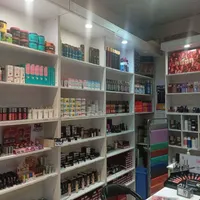 مغازه 14 متری با دکوراسیون و ویترین کامل