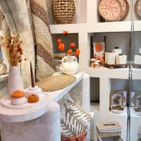 همکار فروشنده خانم